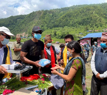 हेलम्बु र पाँचपोखरी पुगेर राजेशले बाँडे राहत